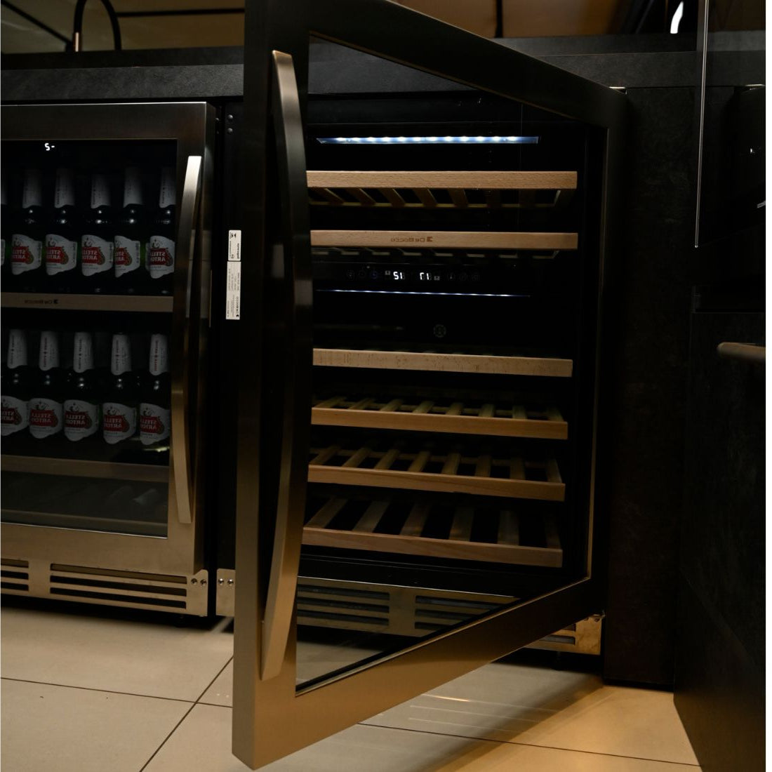 Adega Debacco 46 Garrafas Inox 60cm - Abertura Direita com porta aberta, mostrando prateleiras em madeira.