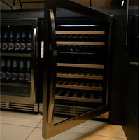 Adega Debacco 46 Garrafas Inox 60cm - Abertura Direita com porta aberta, mostrando prateleiras em madeira.