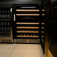 Adega Debacco 46 Garrafas Inox 60cm - Abertura Direita com prateleiras em madeira nobre.