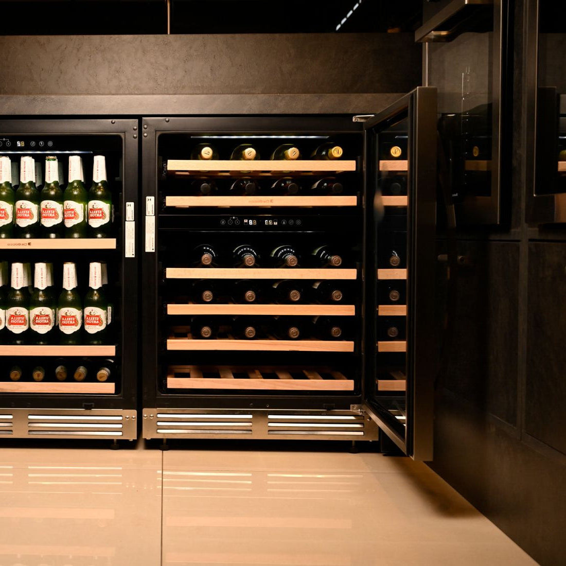 Adega Debacco 46 Garrafas Inox 60cm - Abertura Direita com prateleiras para vinhos e bebidas