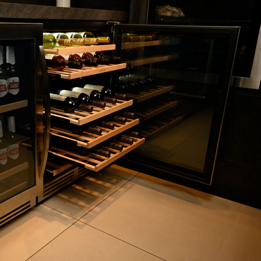 Adega Debacco 46 Garrafas Inox 60cm - Abertura Direita com prateleiras em madeira e garrafas de vinho.