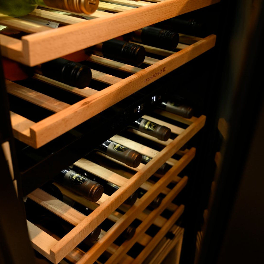 Adega Debacco 46 Garrafas Inox 60cm - Abertura Direita com prateleiras em madeira nobre para armazenar vinhos.