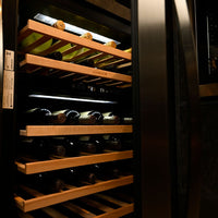 Adega Debacco 46 Garrafas Inox 60cm - Abertura Direita com prateleiras de madeira e vinhos armazenados.