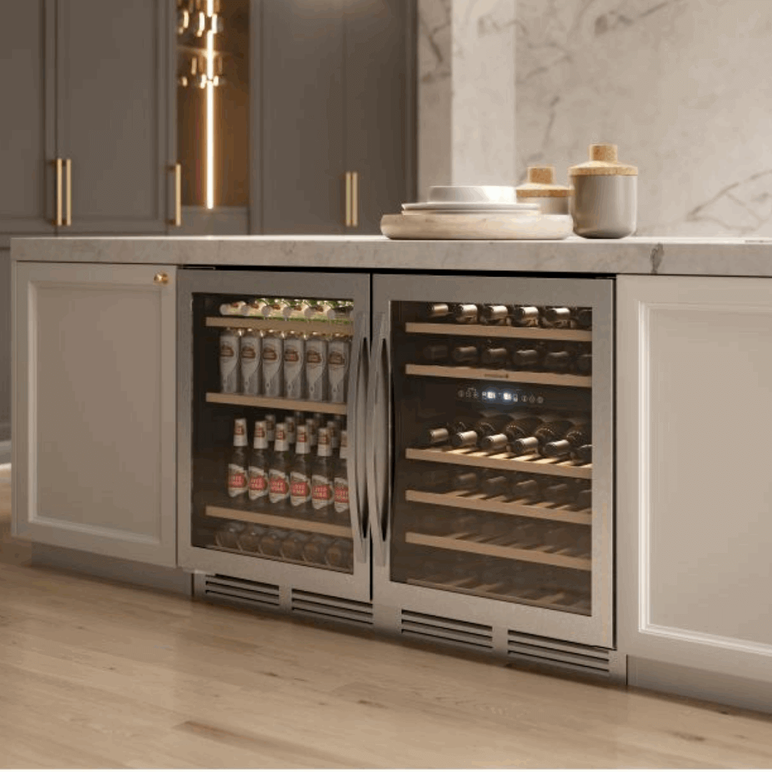 Adega Debacco 46 Garrafas Inox 60cm - Abertura Direita com prateleiras em madeira e garrafas de vinho armazenadas.