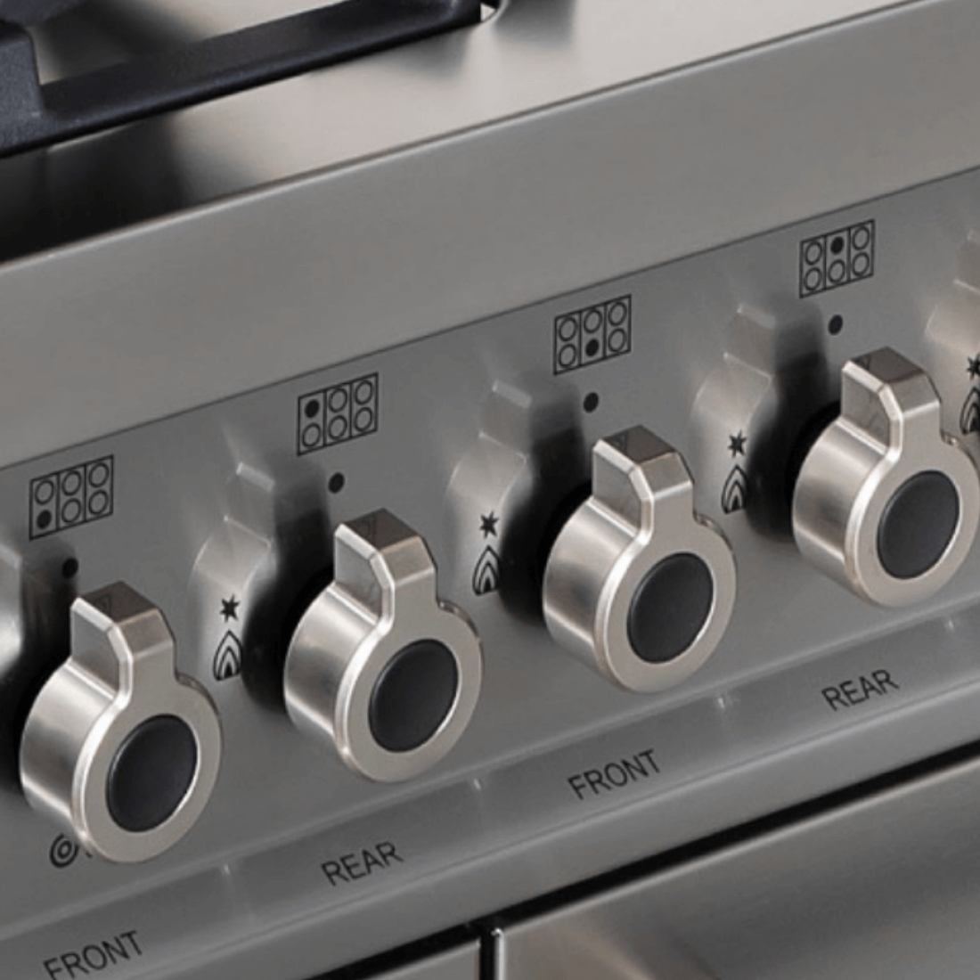 Botões de controle do Fogão Bertazzoni Professional com acabamento em inox e indicação de queimadores.