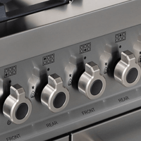 Botões de controle do Fogão Bertazzoni Professional com acabamento em inox e indicação de queimadores.
