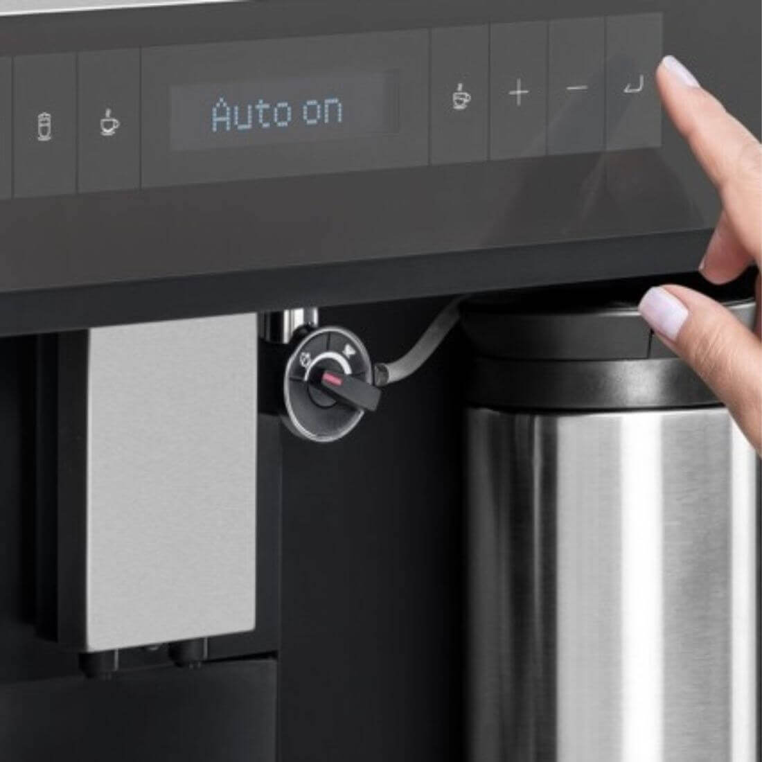 Cafeteira Tecno Original Automática de Embutir Inox 60cm em inox com painel touch, display, saída de café e reservatório de leite visíveis