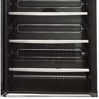 Cervejeira Cuisinart Arkton Inox 60cm - Abertura Esquerda: interior com prateleiras e suportes metálicos, acabamento inox e iluminação interna