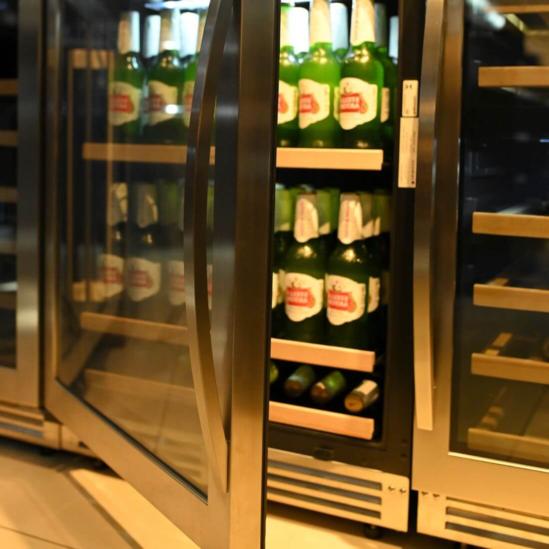 Cervejeira Debacco 145 Litros Inox 60cm - Abertura Esquerda em inox com porta de vidro duplo, prateleiras em madeira e iluminação interna