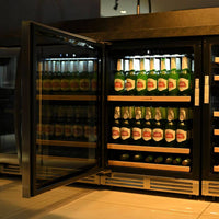 Cervejeira Debacco 145 Litros Inox 60cm - Abertura Esquerda com acabamento inox, porta de vidro duplo aberta e prateleiras com cervejas exibidas
