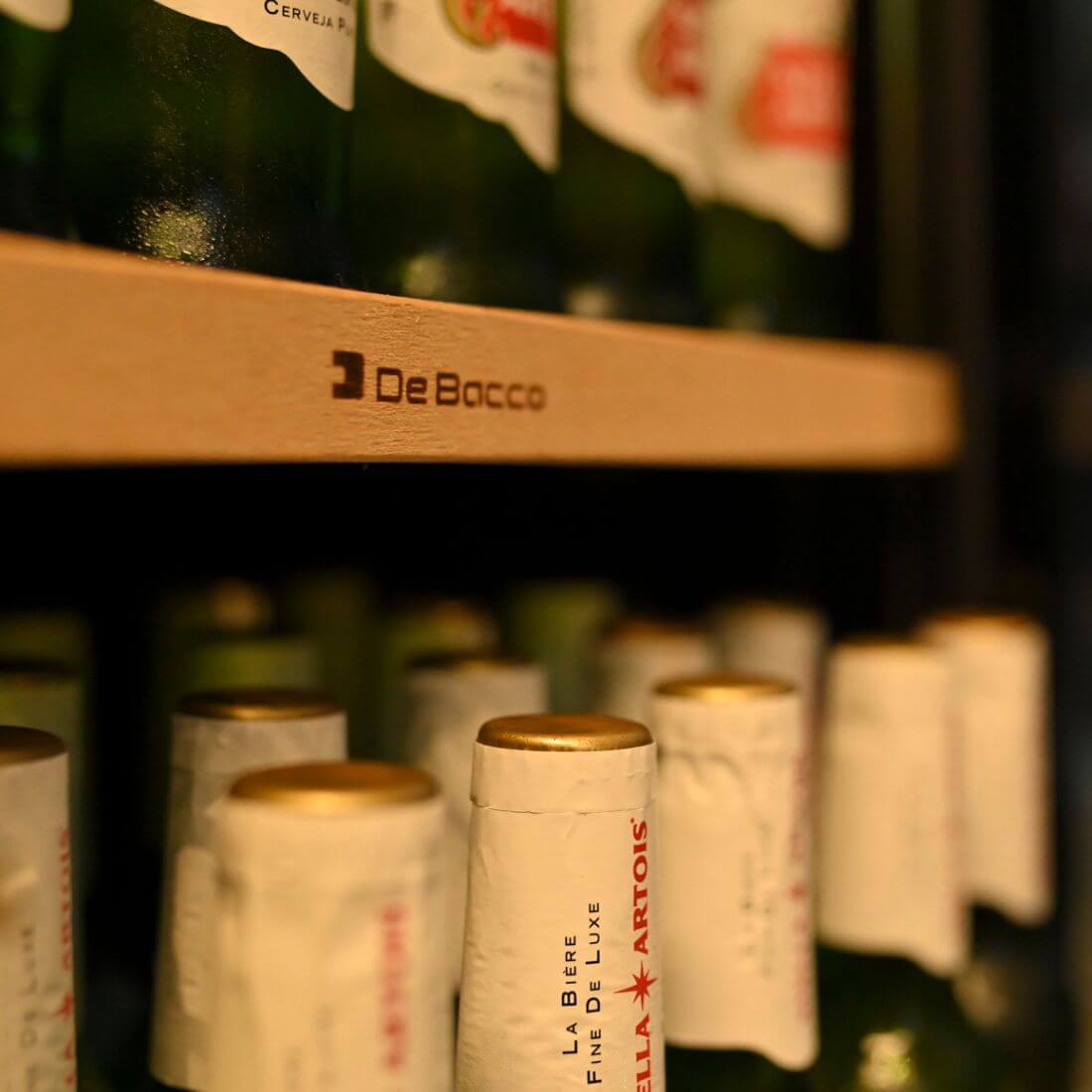 Cervejeira Debacco 145 Litros Inox 60cm - Abertura Esquerda com prateleiras em madeira nobre, acabamento inox e interior para garrafas