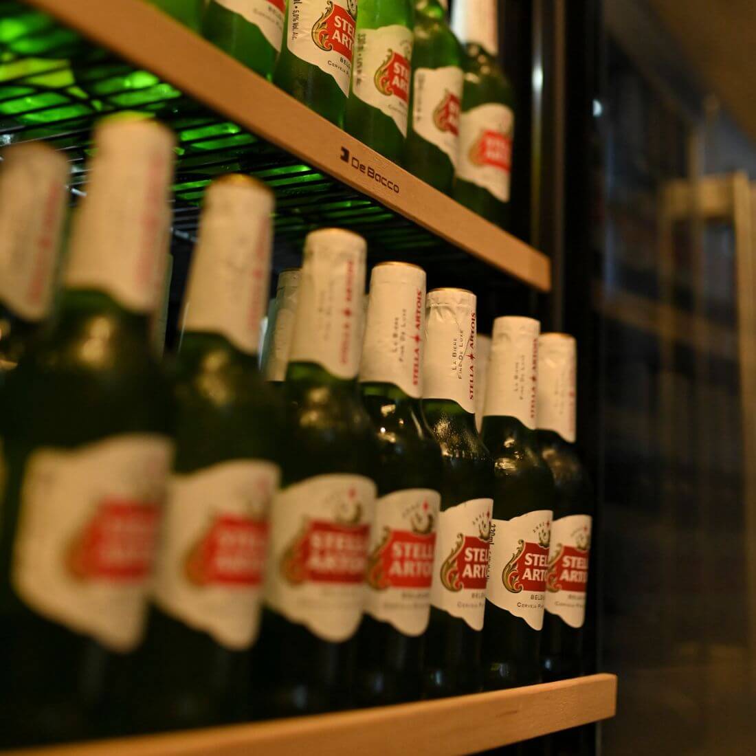 Cervejeira Debacco 145 Litros Inox 60cm - Abertura Esquerda com prateleiras em metal aramado, acabamento madeira e porta de vidro duplo