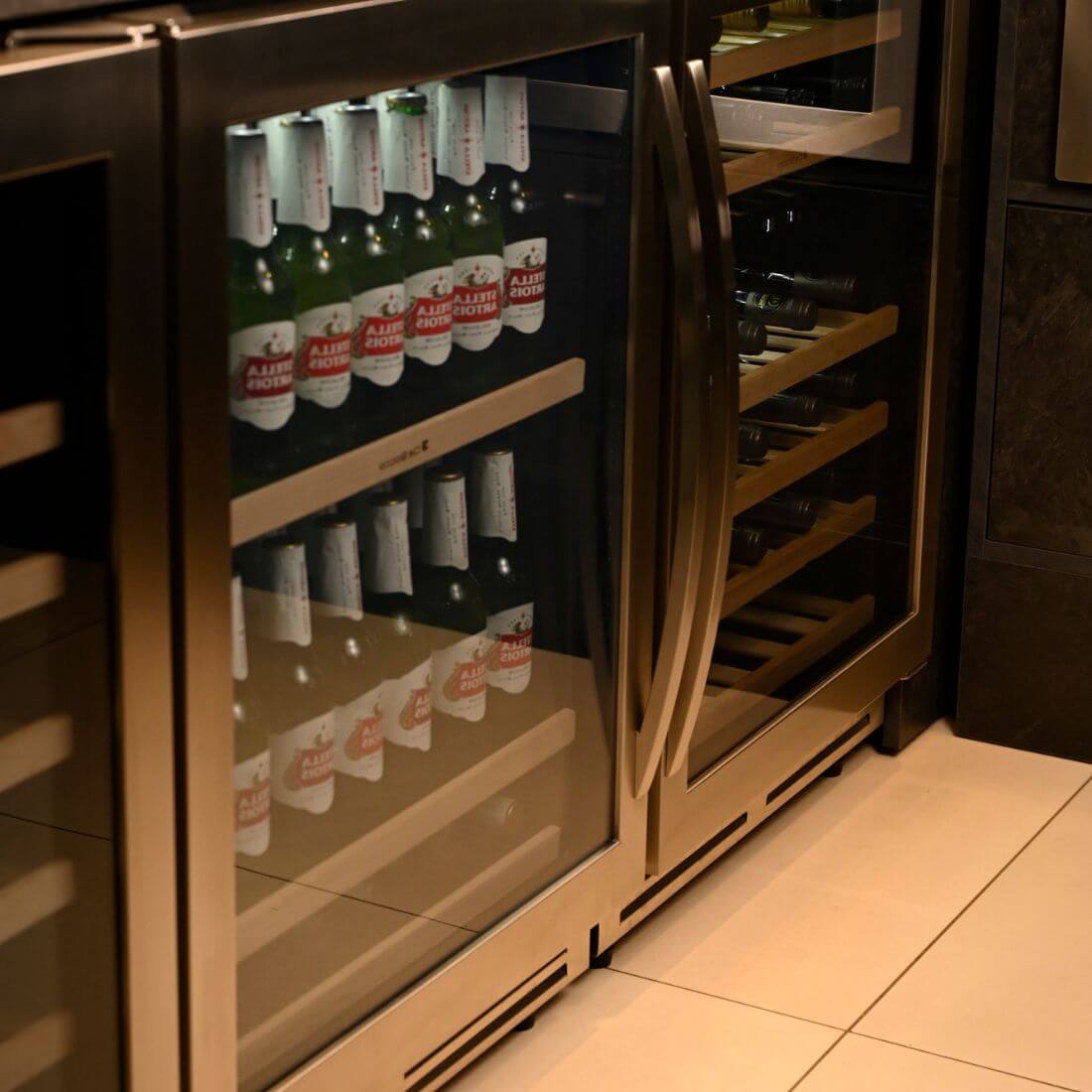 Cervejeira Debacco 145 Litros Inox 60cm - Abertura Esquerda exibida embutida com acabamento inox, porta de vidro duplo e prateleiras em madeira
