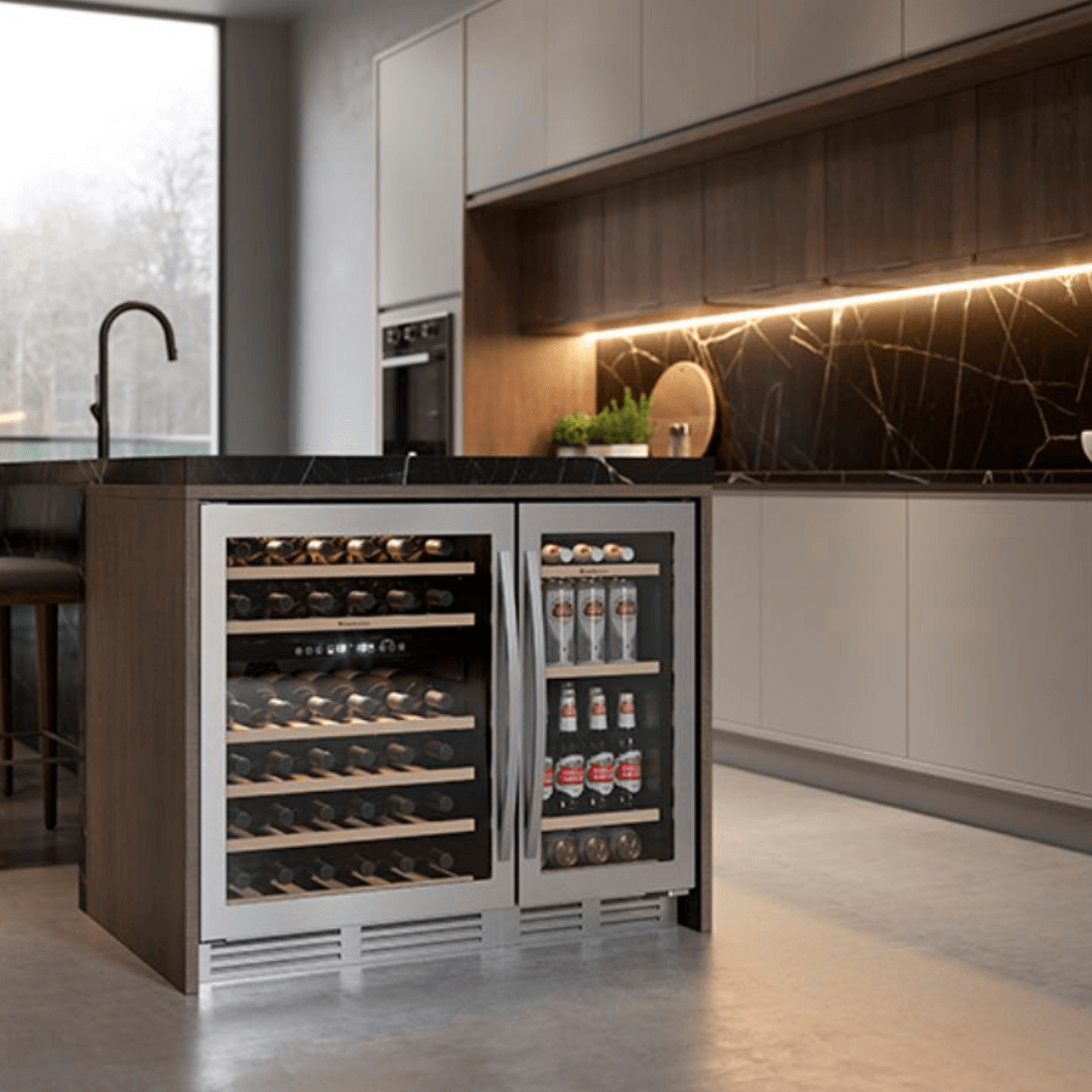 Cervejeira Debacco 85 Litros Inox 38cm - Abertura Direita: beer center de embutir inox com portas de vidro duplo, prateleiras aramadas e iluminação interna