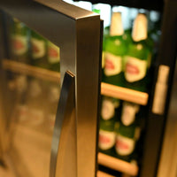 Cervejeira Debacco 145 Litros Inox 60cm - Abertura Esquerda exibindo acabamento inox, porta de vidro duplo e prateleiras em madeira