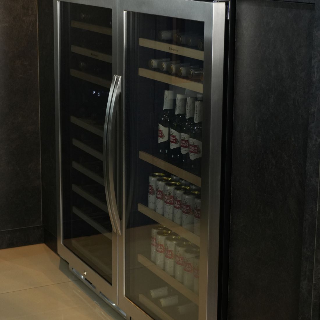 Cervejeira Debacco 265 Litros Inox 60cm -Abertura para Direita: cervejeira de embutir inox com porta de vidro dupla, prateleiras em madeira e iluminação LED