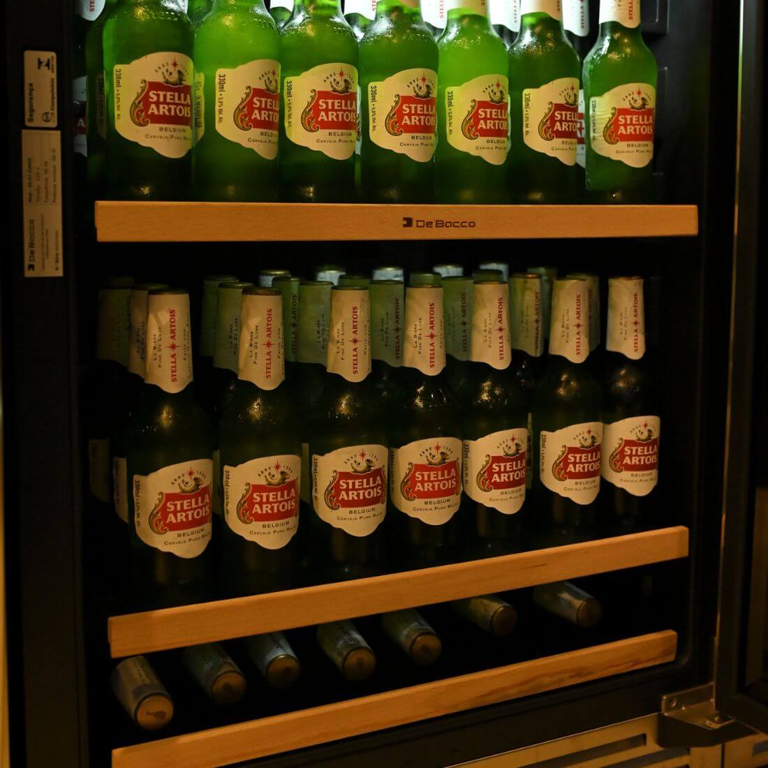 Cervejeira Debacco 145 Litros Inox 60cm - Abertura Esquerda com prateleiras em madeira, porta de vidro duplo, iluminação interna e acabamento inox