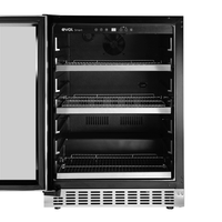 Cervejeira Evol Smart 135 Litros Inox 60cm - Abertura Esquerda mostrando interior inox, prateleiras aramadas, iluminação e porta de vidro para embutir
