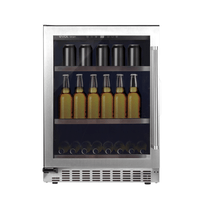 Cervejeira Evol Smart 135 Litros Inox 60cm - Abertura Esquerda com acabamento inox, porta de vidro, prateleiras internas e iluminação mostrando latas e garrafas
