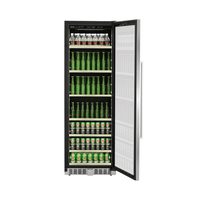 Cervejeira Evol Smart 425 Litros Inox 60cm - Abertura Direita: cervejeira porta de vidro inox com prateleiras cheias e iluminação interna