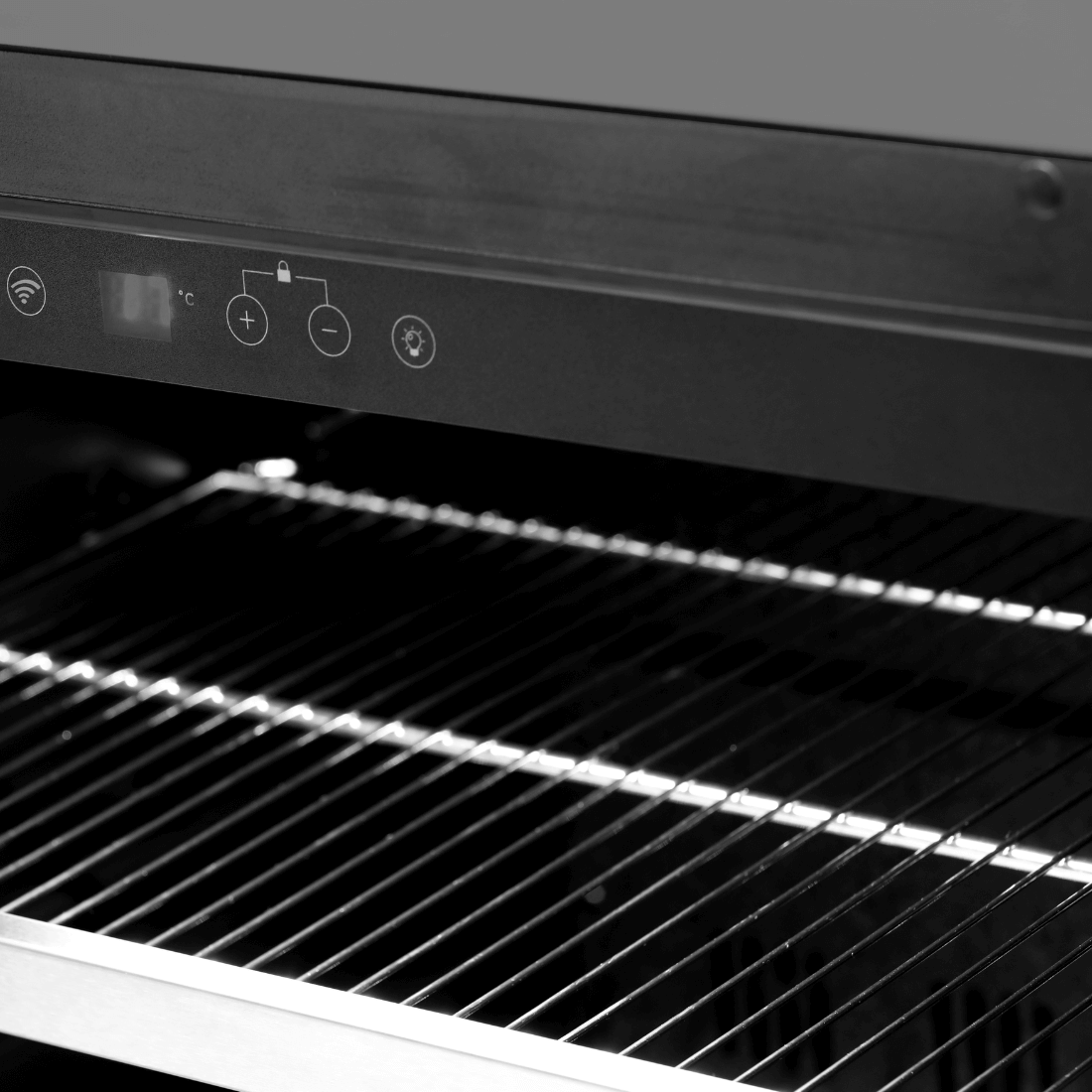 Cervejeira Evol Smart 135 Litros Inox 60cm - Abertura Esquerda com prateleiras cromadas, painel digital e acabamento inox