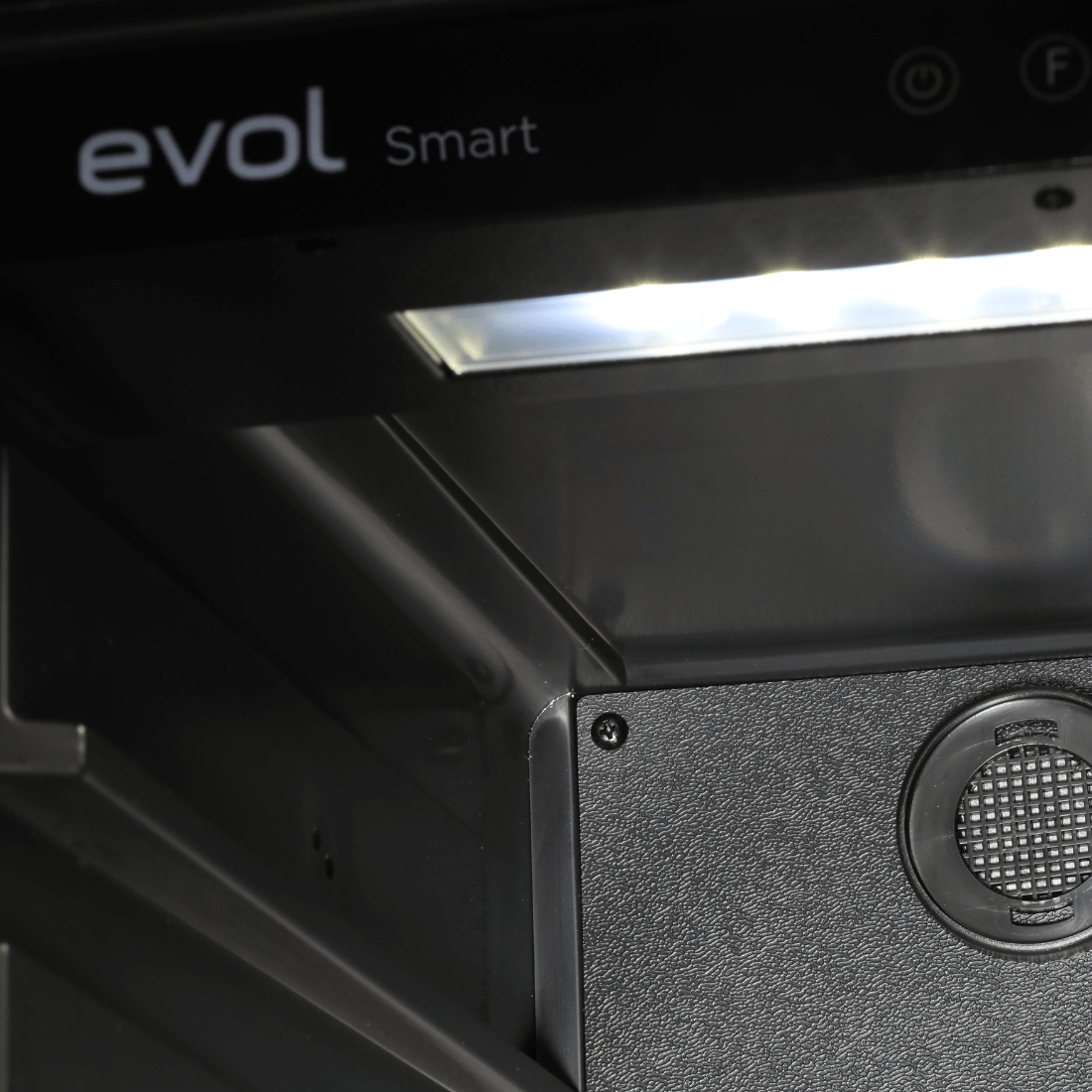 Cervejeira Evol Smart 135 Litros Inox 60cm - Abertura Esquerda mostrando interior preto com iluminação LED, prateleiras e acabamento inox