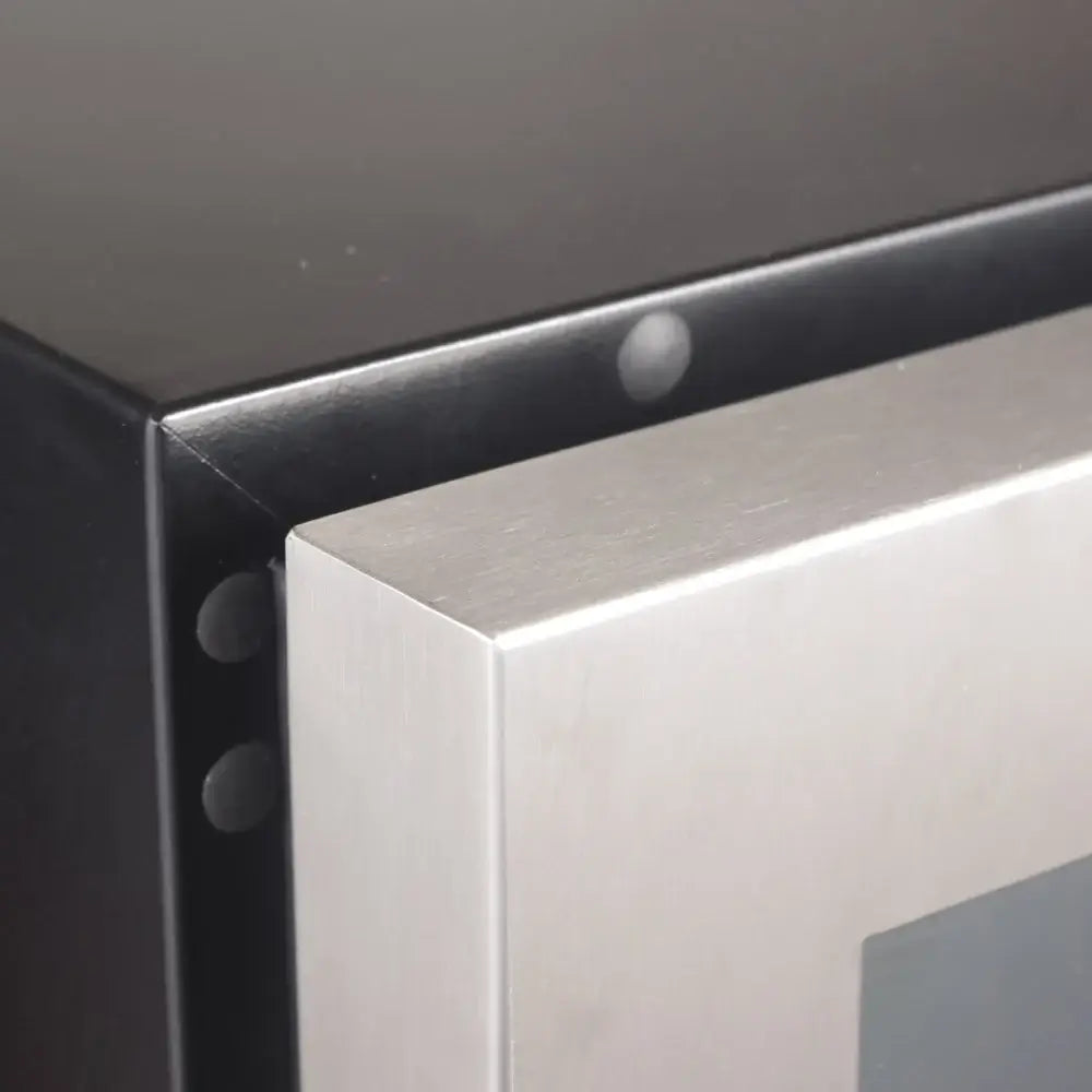 Cervejeira Evol Smart 135 Litros Inox 60cm - Abertura Esquerda mostrando detalhe da porta inox com vedação e vidro escuro em acabamento premium