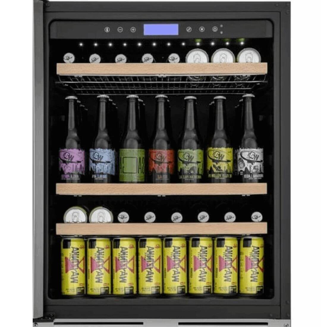 Interior da cervejeira tecno, com garrafas, latas e painel ligado.