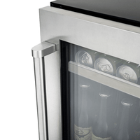Alt Tag: Cervejeira Tecno Professional 80L inox com porta de vidro e abertura esquerda, detalhe da alça e latas internas