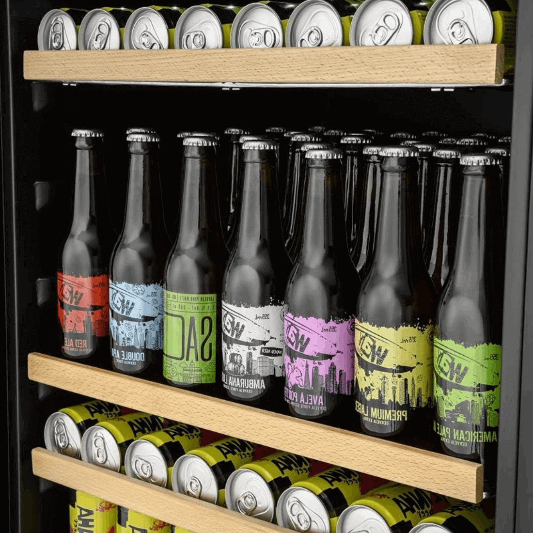 Cervejeira Tecno de Revestir 136 Litros 60cm - Porta Reversível Tecno 136L embutir com prateleiras de madeira, iluminação interna e garrafas e latas