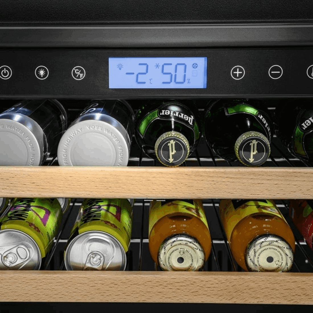 Cervejeira Tecno de Revestir 136 Litros 60cm - Porta Reversível: interior com prateleiras de madeira, painel digital e garrafas e latas refrigeradas