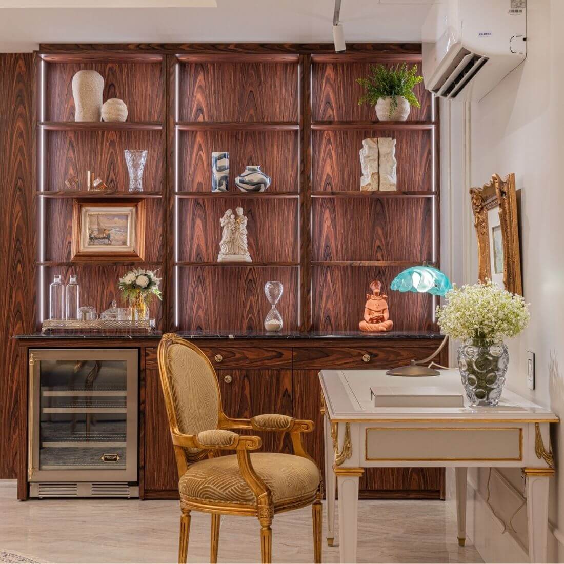 Cervejeira Tecno Vintage 136 Litros Inox 60cm - Abertura Direita integrada em ambiente com acabamento em inox, porta de vidro, prateleiras e design clássico