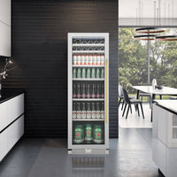 Cervejeira Tecno Vintage 433 Litro Inox 60cm - Abertura Esquerda: cervejeira inox com porta de vidro, prateleiras cromadas e iluminação interna em cozinha