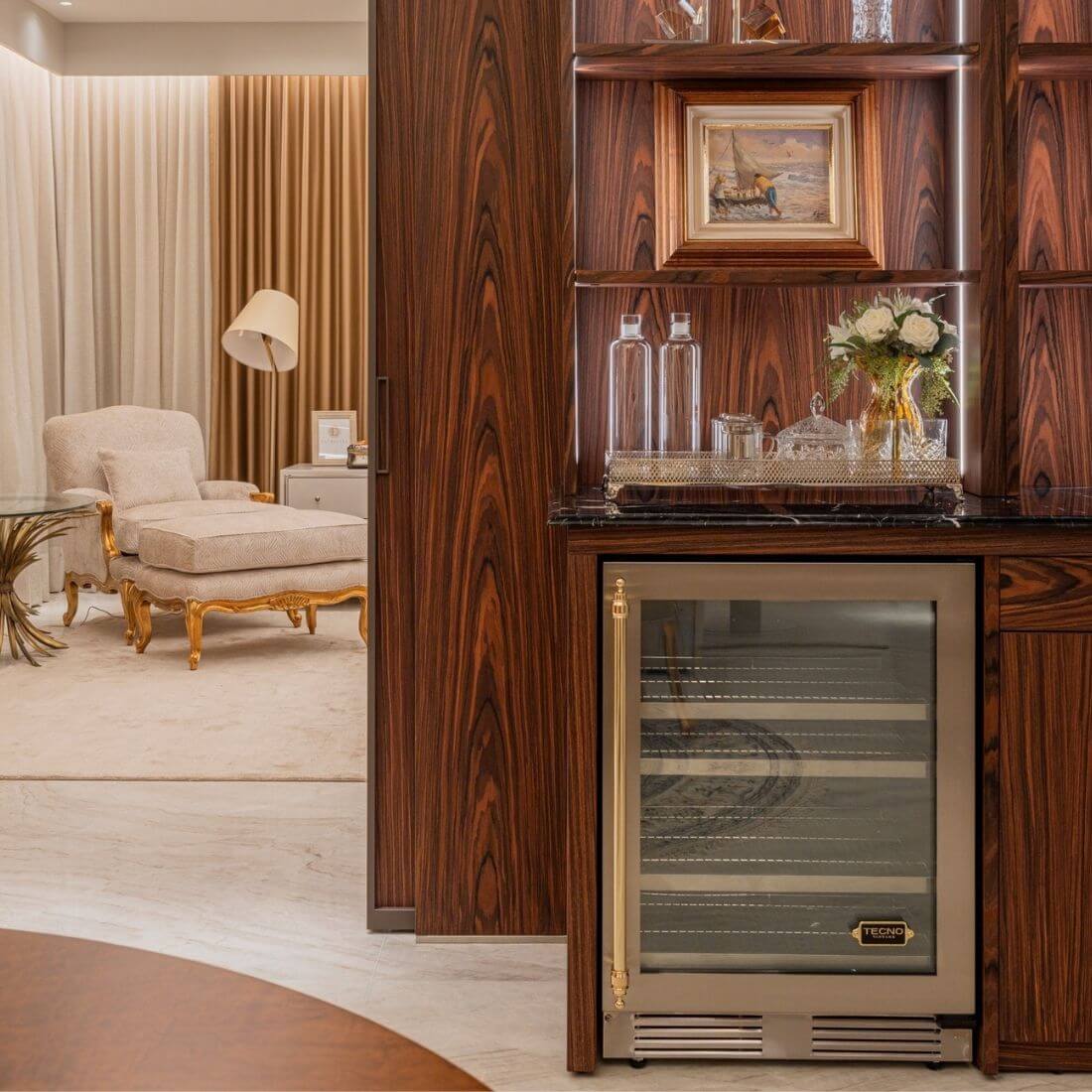 Cervejeira Tecno Vintage 136 Litros Inox 60cm - Abertura Direita com acabamento inox, porta de vidro, prateleiras e design embutido elegante