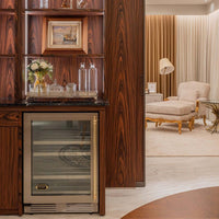 Cervejeira Tecno Vintage 136 Litros Inox 60cm - Abertura Esquerda integrada em móvel em madeira com porta de vidro, acabamento inox e prateleiras ajustáveis