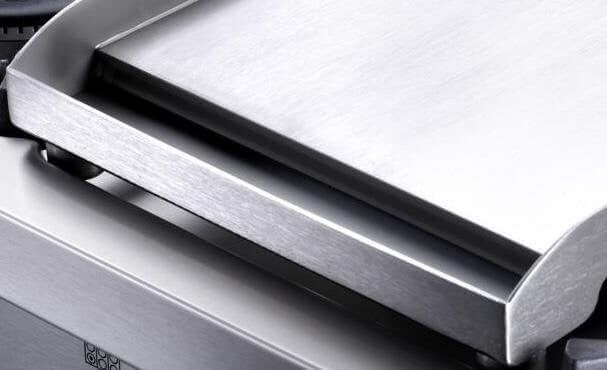 Chapa Grill de Alimentos Bertazzoni Professional Aço Inox em aço inox, ideal para grelhar alimentos.