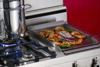 Chapa Grill de Alimentos Bertazzoni Professional Aço Inox grelhando camarões em fogão a gás.