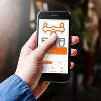 Chopeira Naja Cheffer Smart 1 Torneira com Lava Copos mostrando app de controle no celular com interface laranja e leitura de temperatura