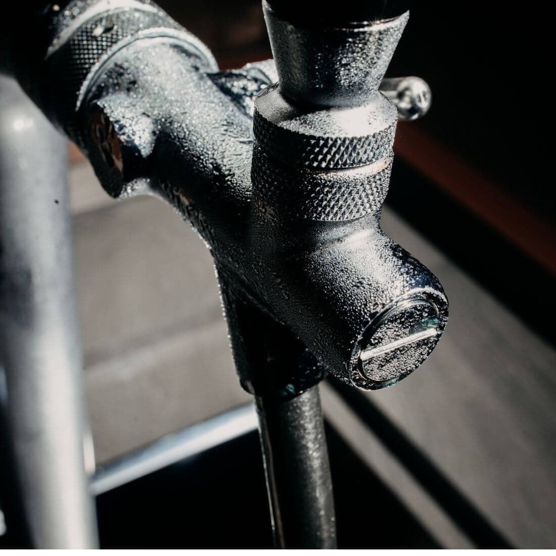 Chopeira Naja Cheffer Smart 1 Torneira com Lava Copos, chopeira naja em inox preto com torre única e acabamento texturizado para bancada