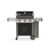 Churrasqueira a Gás Weber 3 Queimadores 130 cm com Rodízio Gênesis II E-335 em inox escovado, 3 queimadores, tampa com termômetro, prateleiras e rodízios