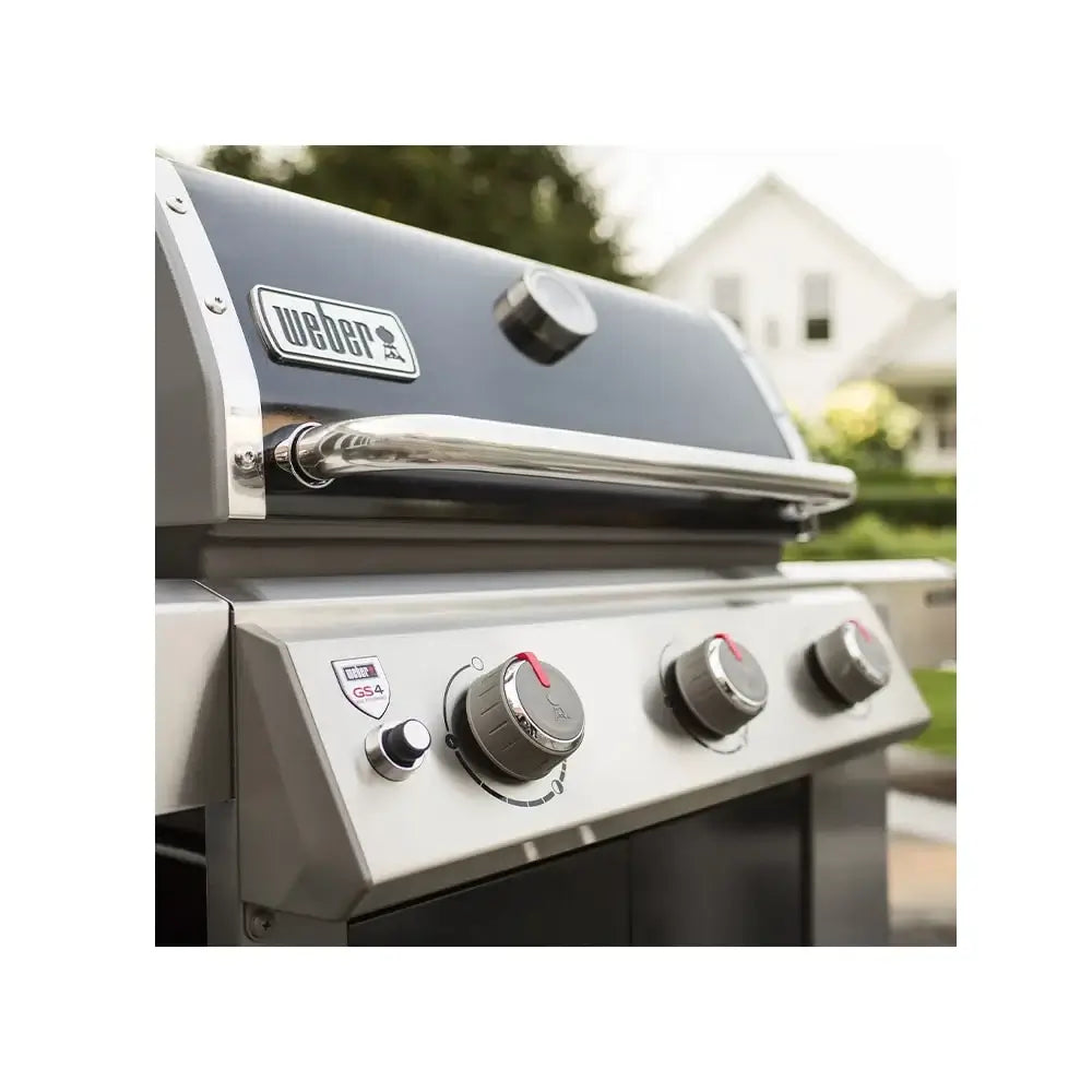 Churrasqueira a Gás Weber 3 Queimadores 130 cm com Rodízio Gênesis II E-335 em inox escovado com painel de comando e tampa com puxador cromado