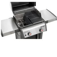 Churrasqueira a Gás Weber 2 Queimadores 120cm com Rodízio Spirit E-210 em inox com 2 queimadores visíveis, grelhas e prateleiras laterais