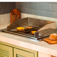 Churrasqueira Elétrica Top Lid JX Metais inox 60cm embutida em bancada gourmet com hambúrgueres grelhando