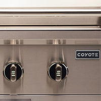 Detalhe dos botões e logo da Churrasqueira a Gás Coyote Série SL3, destacando qualidade e design moderno.