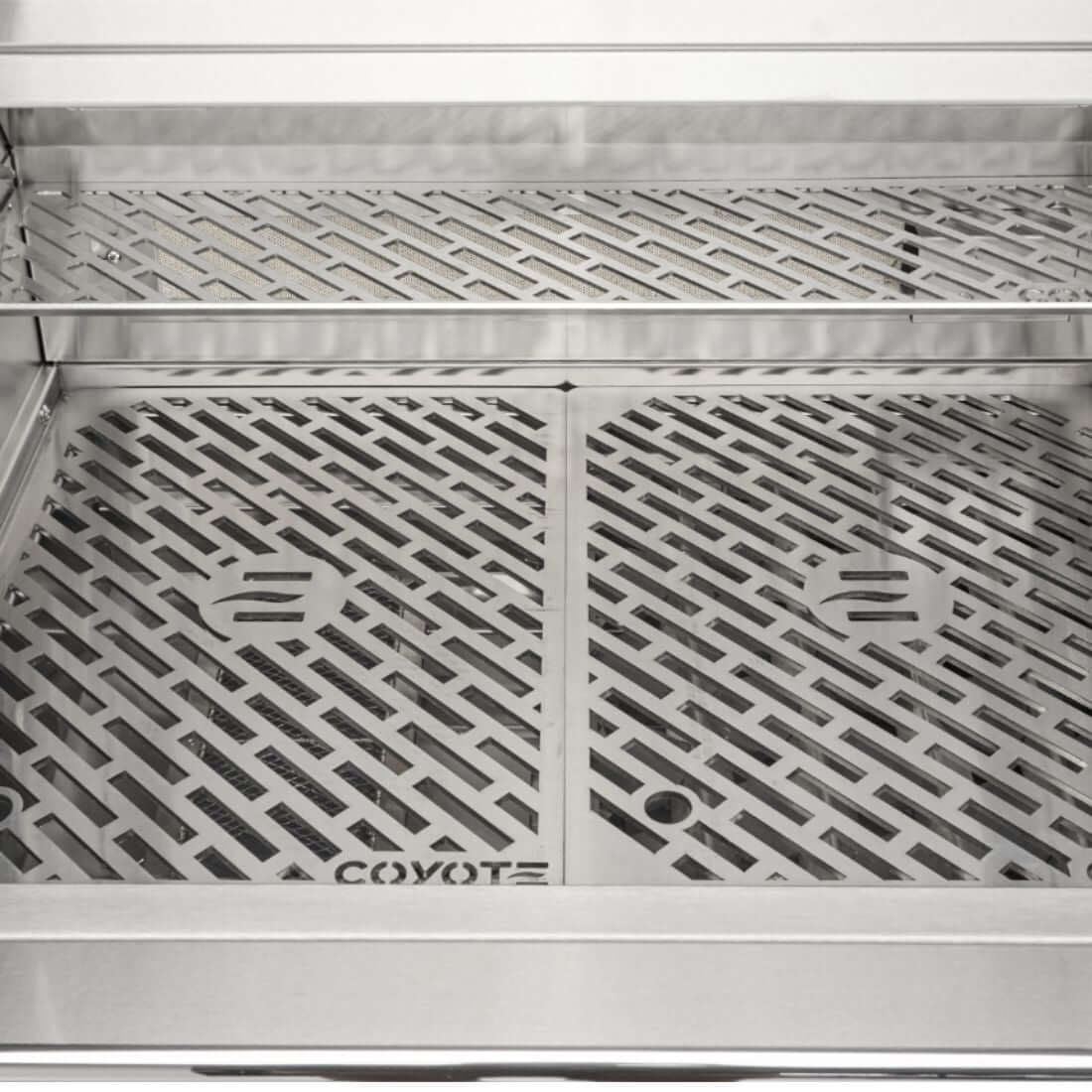 Churrasqueira a Gás Coyote interior com grelha de aço inox, ideal para churrascos de alta performance.