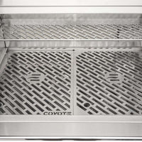 Churrasqueira a Gás Coyote interior com grelha de aço inox, ideal para churrascos de alta performance.
