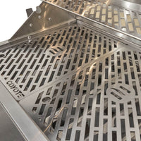 Grelha da Churrasqueira a Gás Coyote com design em aço inox, ideal para churrasco de alta qualidade.