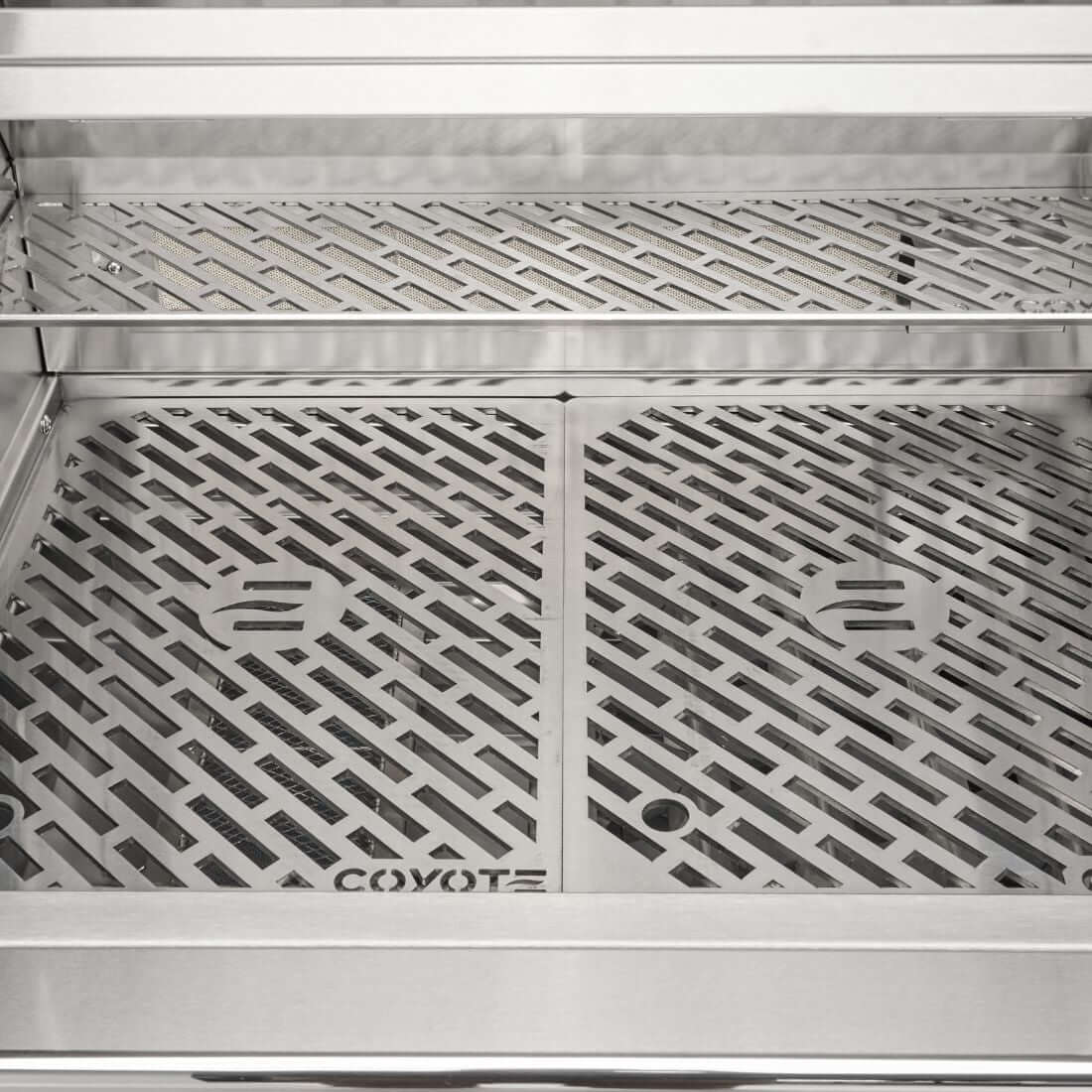 Interior da Churrasqueira a Gás Coyote Série SL3 com grelha de aço inox e design funcional.