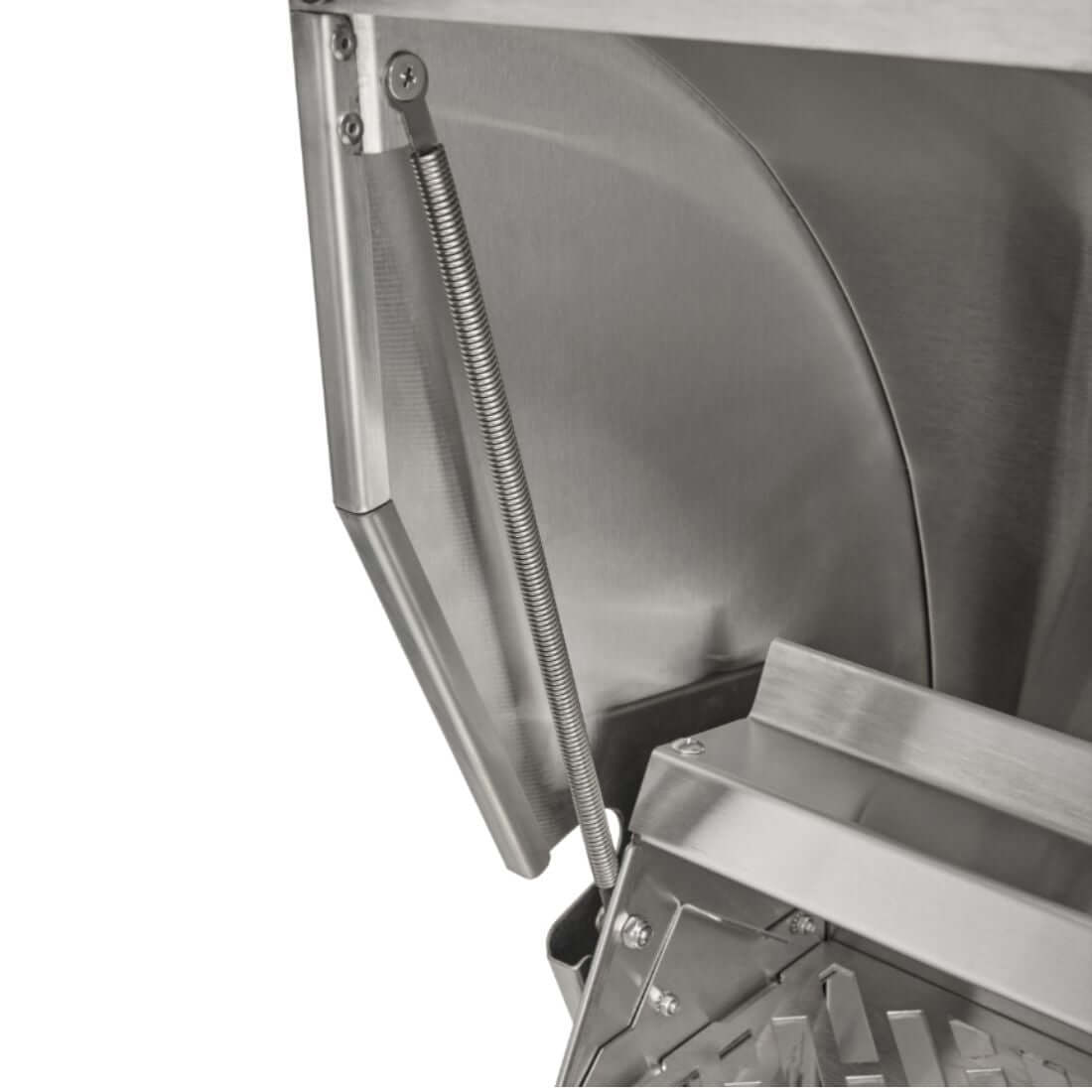 Detalhe da churrasqueira a gás Coyote Série SL3, mostrando o design em aço inox e os componentes de alta qualidade.