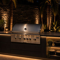 Churrasqueira a Gás Coyote Série SL3 4 Queimadores em ambiente iluminado, com design moderno e elegante.